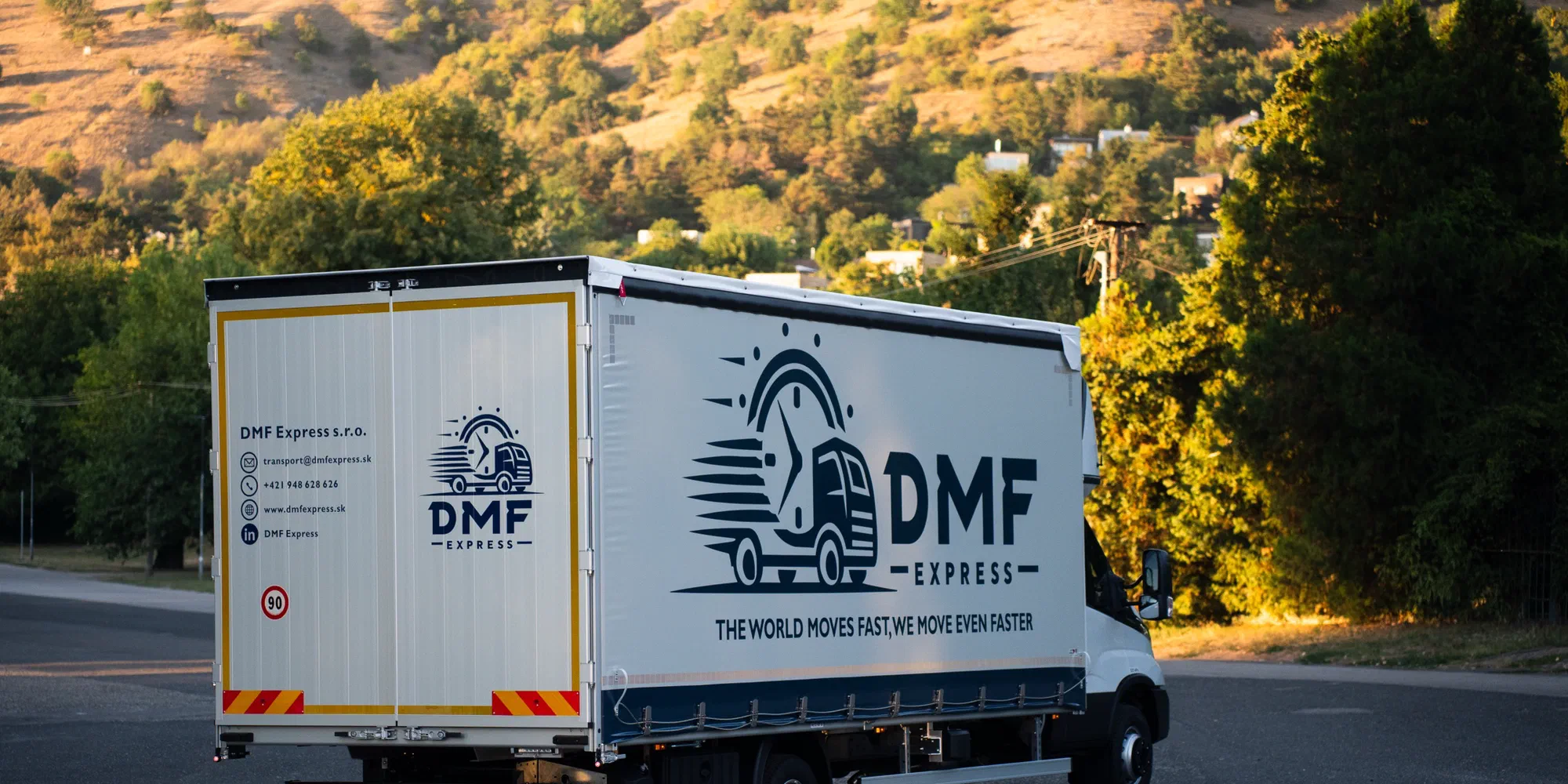 Heck eines Planenfahrzeugs von DMF Express mit Warntafeln für den ADR-Transport
