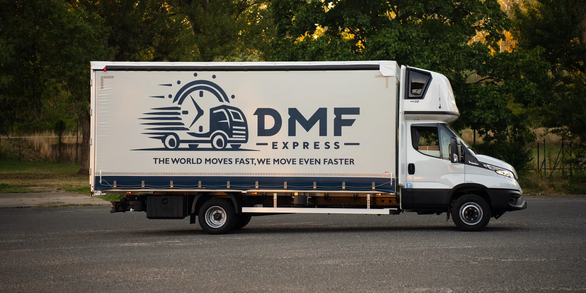 7,2-t-Planenfahrzeug Iveco Daily von DMF Express in der Seitenansicht mit dem kompletten Planenaufbau