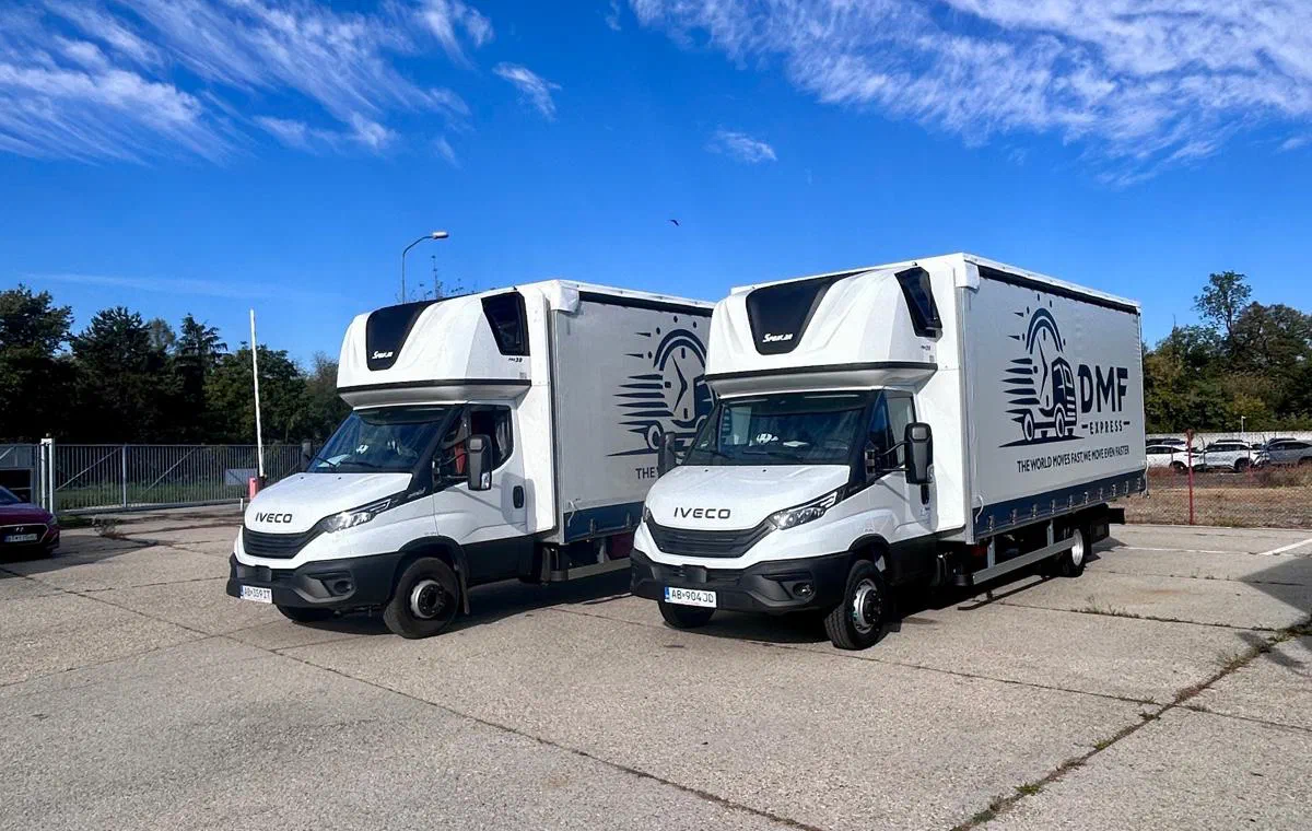 Zwei 7,2-t-Fahrzeuge Iveco Daily aus dem Fuhrpark von DMF Express unter blauem Himmel