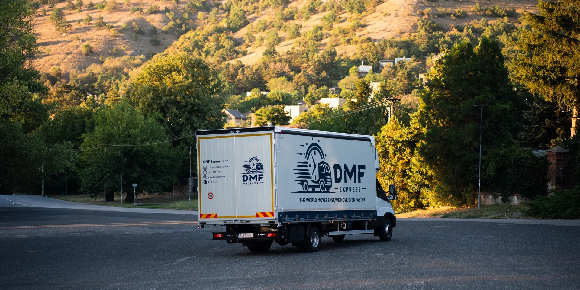 Lkw von DMF Express auf einer internationalen Transportroute in Europa
